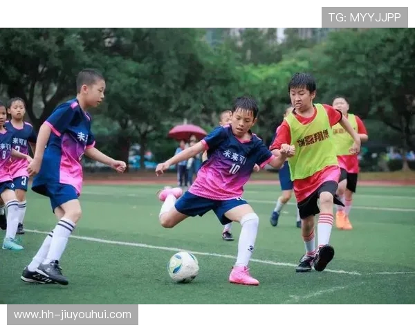 亲子足球场上的温馨时刻 父子共同奔跑的感动瞬间